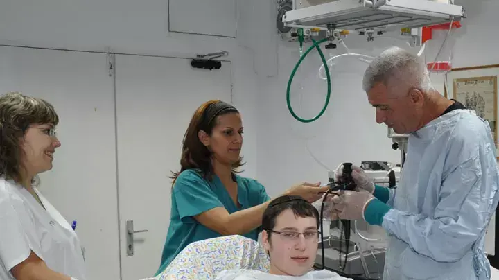 יואל הסופר עם ד"ר רפי וישניצר ואילנית משה, אחות מכון הריאות, לאחר שליפת משרוקית מריאתו יואל הסופר עם ד"ר רפי וישניצר ואילנית משה, אחות מכון הריאות, לאחר שליפת משרוקית מריאתו