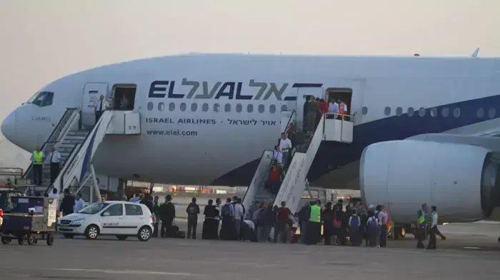 מטוס נוסעים של אל על ביצע נחיתת חירום בנתב"ג בעקבות תקלה שהתגלתה לאחר ההמראה, מאי 2011 מטוס נוסעים של אל על ביצע נחיתת חירום בנתב"ג בעקבות תקלה שהתגלתה לאחר ההמראה, מאי 2011
