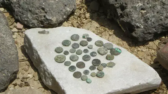 עתיקות שנגנבו מחפירה ארכיאולוגית פעילה בתל שקמונה שבמבואות חיפה, מאי 2011 עתיקות שנגנבו מחפירה ארכיאולוגית פעילה בתל שקמונה שבמבואות חיפה, מאי 2011