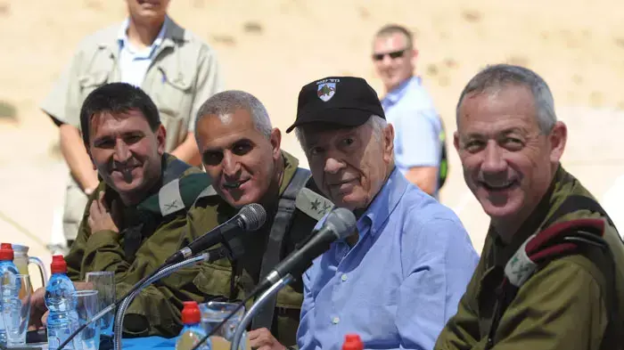 נשיא המדינה שמעון פרס והרמטכ"ל בני גנץ בסיור באימון לכבוד יום המילואים בצאלים, מאי 2011 נשיא המדינה שמעון פרס והרמטכ"ל בני גנץ בסיור באימון לכבוד יום המילואים בצאלים, מאי 2011