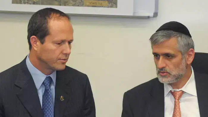 שר הפנים אלי ישי וראש עיריית ירושלים ניר ברקת בחתימה על הרחבת שיטחה של העיר ירושלים, מאי 2011 שר הפנים אלי ישי וראש עיריית ירושלים ניר ברקת בחתימה על הרחבת שיטחה של העיר ירושלים, מאי 2011