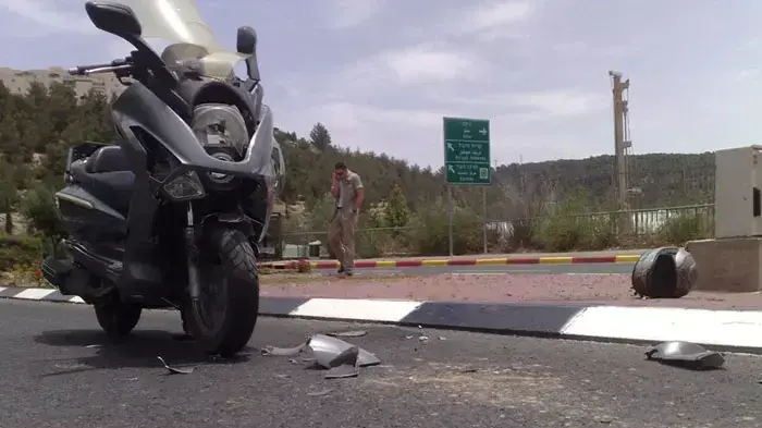 רוכב אופנוע פצוע קשה בתאונת דרכים ברחוב קוליץ בירושלים, מאי 2011 רוכב אופנוע פצוע קשה בתאונת דרכים ברחוב קוליץ בירושלים, מאי 2011