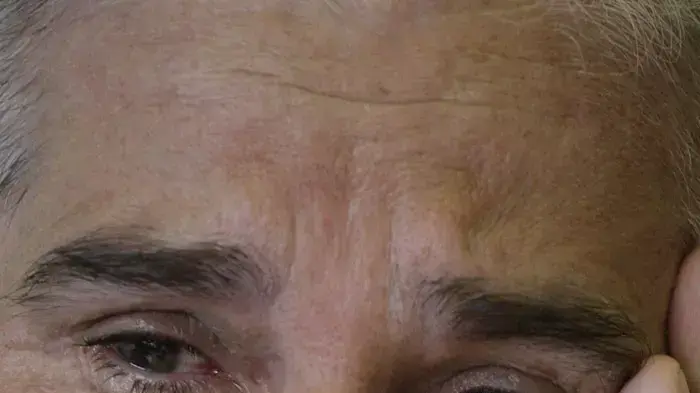 מונירה סובאסיץ', שאיבדה את בעלה ובנה בטבח סרברניצה, מגיבה בדמעות למעצרו של אדריכל הטבח מונירה סובאסיץ', שאיבדה את בעלה ובנה בטבח סרברניצה, מגיבה בדמעות למעצרו של אדריכל הטבח