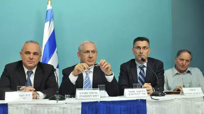 ראש הממשלה בנימין נתניהו, שר האוצר יובל שטייניץ, שר החינוך גדעון סער ויושב ראש ארגון המורים רן ארז בחתימה על רפורמה חדשה, עוז לתמורה, עם ארגון המורים, מאי 2011 ראש הממשלה בנימין נתניהו, שר האוצר יובל שטייניץ, שר החינוך גדעון סער ויושב ראש ארגון המורים רן ארז בחתימה על רפורמה חדשה, עוז לתמורה, עם ארגון המורים, מאי 2011