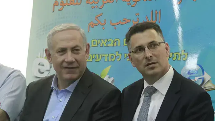 ראש הממשלה בנימין נתניהו ושר החינוך גדעון סער בביקור בבתי ספר בעיר לוד, מאי 2011
