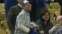 אב מפיל את הבת שלו מהידיים כדי לתפוס כדור בייסבול באיצטדיון ה"דודג'רס" בלוס אנג'לס אב מפיל את הבת שלו מהידיים כדי לתפוס כדור בייסבול באיצטדיון ה"דודג'רס" בלוס אנג'לס