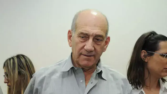 ראש הממשלה לשעבר אהוד אולמרט מעיד במשפטו, מאי 2011 ראש הממשלה לשעבר אהוד אולמרט מעיד במשפטו, מאי 2011