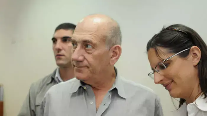 ראש הממשלה לשעבר אהוד אולמרט מעיד במשפטו, מאי 2011 ראש הממשלה לשעבר אהוד אולמרט מעיד במשפטו, מאי 2011