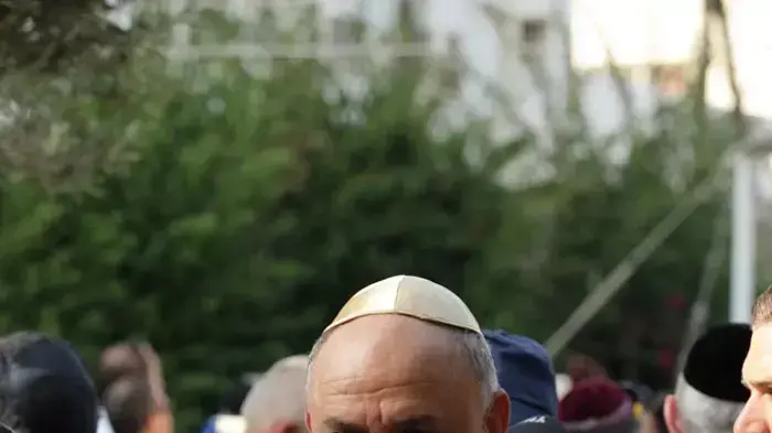 איש העסקים יצחק תשובה בהלוויתו של סמי עופר, מאי 2011 איש העסקים יצחק תשובה בהלוויתו של סמי עופר, מאי 2011