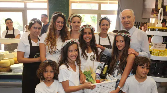 נשיא המדינה שמעון פרס מביקורו היום בכפר הרא"ה, יוני 2011 נשיא המדינה שמעון פרס מביקורו היום בכפר הרא"ה, יוני 2011