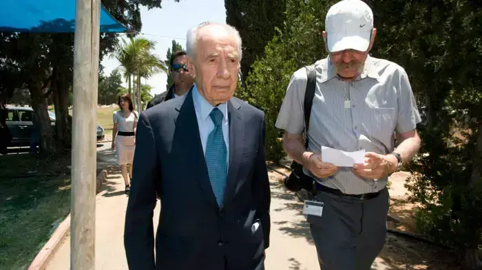 נשיא המדינה שמעון פרס בהלוויתו של חיים ישראלי בכיר במשרד הביטחון והיה יועצם של שרים רבים, יוני 2011