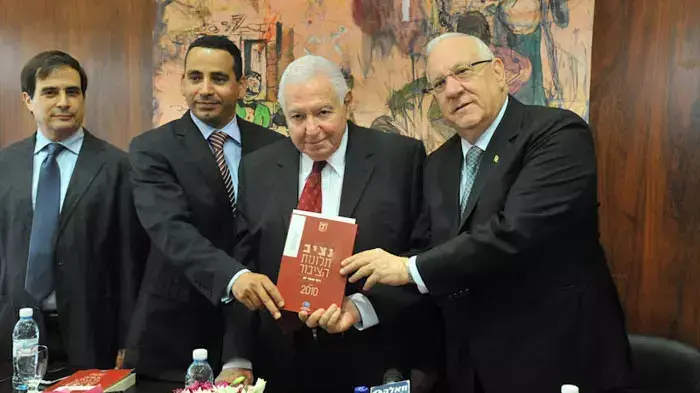 מבקר המדינה ונציב תלונות הציבור מיכה לינדנשטראוס, יושב ראש ועדת ביקורת המדינה יואל חסון ויושב ראש הכנסת רובי ריבלין בהגשת דו"ח תלונות הציבור השנתי, יוני 2011 מבקר המדינה ונציב תלונות הציבור מיכה לינדנשטראוס, יושב ראש ועדת ביקורת המדינה יואל חסון ויושב ראש הכנסת רובי ריבלין בהגשת דו"ח תלונות הציבור השנתי, יוני 2011