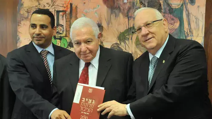 מבקר המדינה ונציב תלונות הציבור מיכה לינדנשטראוס, יושב ראש ועדת ביקורת המדינה יואל חסון ויושב ראש הכנסת רובי ריבלין בהגשת דו"ח תלונות הציבור השנתי, יוני 2011 מבקר המדינה ונציב תלונות הציבור מיכה לינדנשטראוס, יושב ראש ועדת ביקורת המדינה יואל חסון ויושב ראש הכנסת רובי ריבלין בהגשת דו"ח תלונות הציבור השנתי, יוני 2011