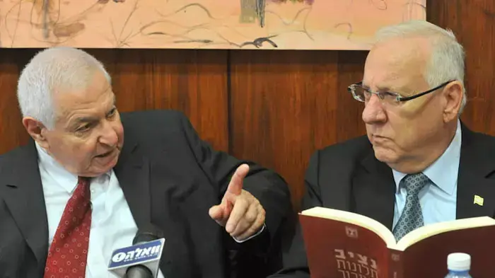 מבקר המדינה ונציב תלונות הציבור מיכה לינדנשטראוס ויושב ראש הכנסת רובי ריבלין בהגשת דו"ח תלונות הציבור השנתי, יוני 2011 מבקר המדינה ונציב תלונות הציבור מיכה לינדנשטראוס ויושב ראש הכנסת רובי ריבלין בהגשת דו"ח תלונות הציבור השנתי, יוני 2011
