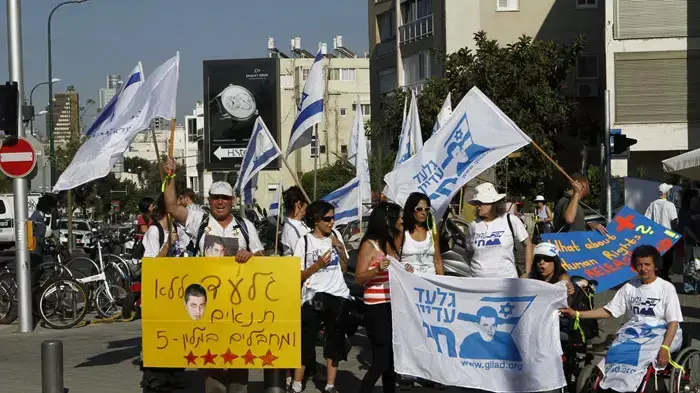 מחאה מול הצלב האדום על דרישה מהחמאס לאפשר תנאים מינימאליים לגלעד שליט, יוני 2011 מחאה מול הצלב האדום על דרישה מהחמאס לאפשר תנאים מינימאליים לגלעד שליט, יוני 2011