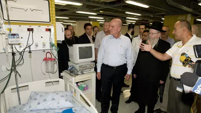 סיור של השר להגנת העורף וסגן שר הבריאות יעקב ליצמן במרכז הרפואי תל אביב על שם סוראסקי במסגרת תרגיל מוכנות העורף נקודת מפנה, יוני 2011 סיור של השר להגנת העורף וסגן שר הבריאות יעקב ליצמן במרכז הרפואי תל אביב על שם סוראסקי במסגרת תרגיל מוכנות העורף נקודת מפנה, יוני 2011