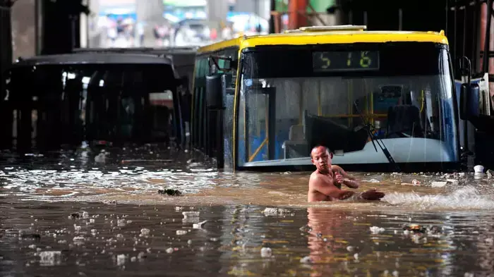 נהג סיני מנסה לפלס דרכו במנהרה שהוצפה בווהאן, סין נהג סיני מנסה לפלס דרכו במנהרה שהוצפה בווהאן, סין