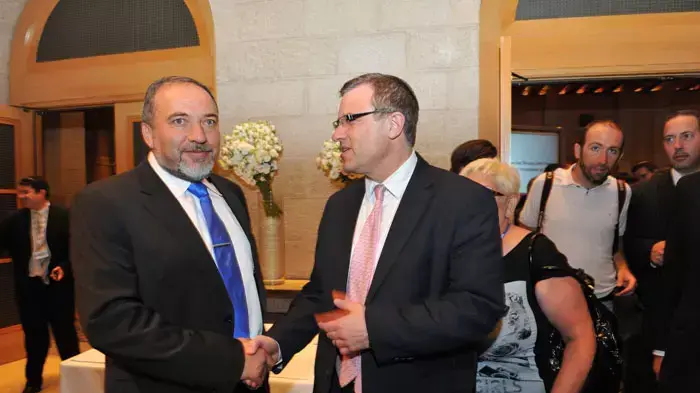 ליברמן בקונגרס היהודי העולמי עם דן דייקר מזכ"ל הקונגרס החדש, יוני 2011 ליברמן בקונגרס היהודי העולמי עם דן דייקר מזכ"ל הקונגרס החדש, יוני 2011