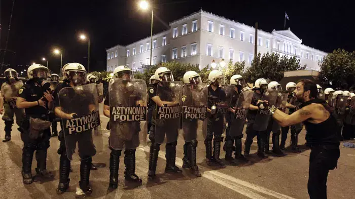 מפגין מול בניין הפרלמנט בבירת יוון אתונה