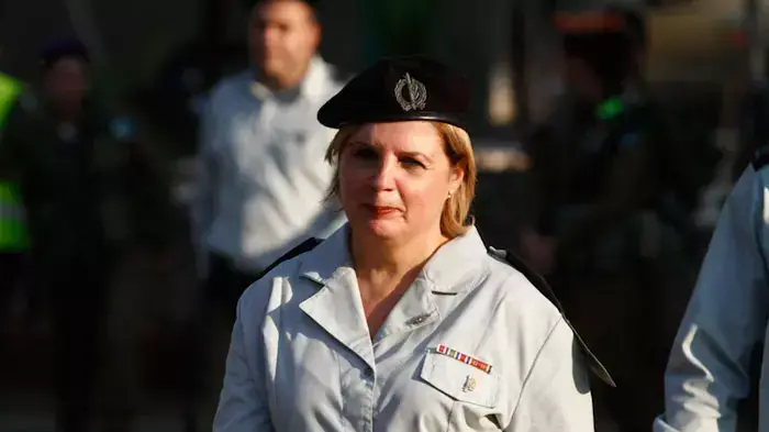 האלופה הראשונה בצה"ל אורנה ברביבאי בטקס חילופי ראש אגף כוח האדם בצריפין\, יוני 2011\ האלופה הראשונה בצה"ל אורנה ברביבאי בטקס חילופי ראש אגף כוח האדם בצריפין\, יוני 2011\