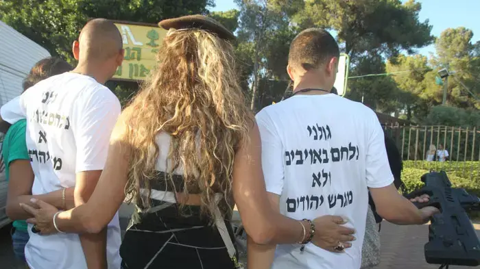 חיילי גולני בגדוד 13 בסיום המסלול וצעקו כי לא יגרשו יהודים, יוני 2011 חיילי גולני בגדוד 13 בסיום המסלול וצעקו כי לא יגרשו יהודים, יוני 2011