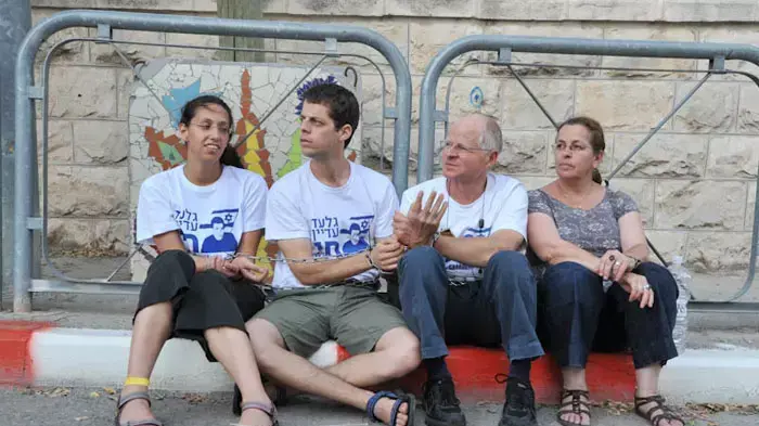 בני משפחת שליט כבלו עצמם בשלשלאות מול בית ראש הממשלה בירושלים, יוני 2011