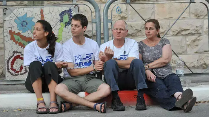 בני משפחת שליט כבלו עצמם בשלשלאות מול בית ראש הממשלה בירושלים, יוני 2011