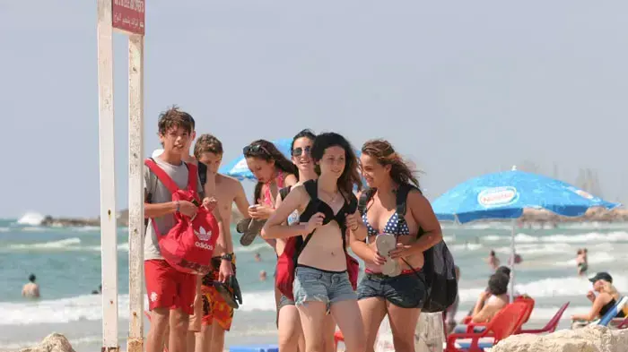 בני נוער מבלים בחופש הגדול בני נוער מבלים בחופש הגדול