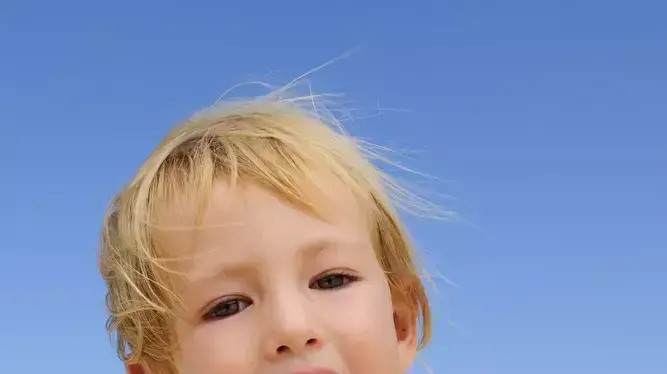 ילד אוכל ארטיק בים ילד אוכל ארטיק בים