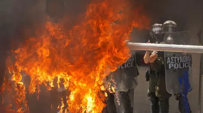 מהומות, התפרעויות וקרבות רחוב לקראת אישור הקיצוצים בפרלמנט, אתונה, יוון, 28-29 ביוני 2011 מהומות, התפרעויות וקרבות רחוב לקראת אישור הקיצוצים בפרלמנט, אתונה, יוון, 28-29 ביוני 2011