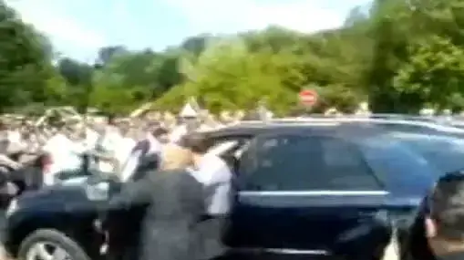 מתוך סרטון חובבים שהועלה לרשת, בו נראה נשיא רוסיה, דמיטרי מדבדב, מנסע לעצור את מכוניתו ולמנוע ממנה להידרדר אל תוך קהל שהמתין לו בעיר קזאן מתוך סרטון חובבים שהועלה לרשת, בו נראה נשיא רוסיה, דמיטרי מדבדב, מנסע לעצור את מכוניתו ולמנוע ממנה להידרדר אל תוך קהל שהמתין לו בעיר קזאן