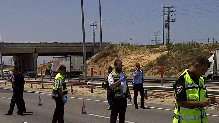 תאונת פגע וברח בכביש 4 סמוך ליבנה זוג נהרג מפגיעת משאית, יולי 2011 תאונת פגע וברח בכביש 4 סמוך ליבנה זוג נהרג מפגיעת משאית, יולי 2011