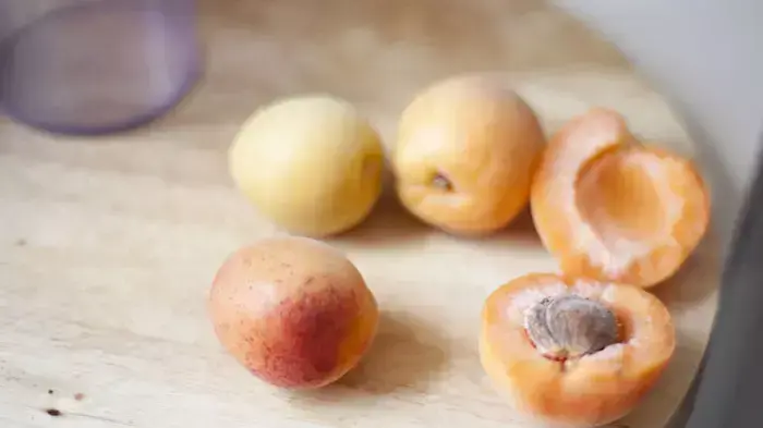 קצר ומתוק. משמשים קצר ומתוק. משמשים