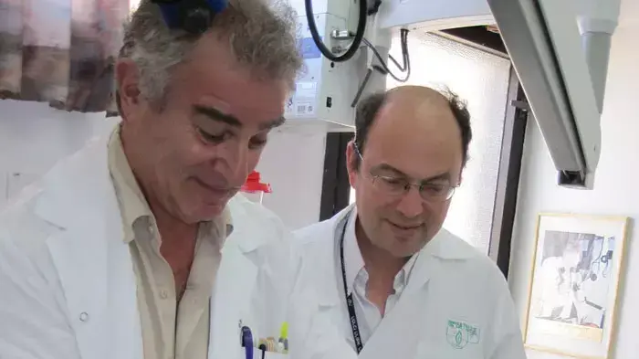רותם לבנה בבית החולים הלל יפה בחדרה לאחר שהוצא מגופו חילזון אשר שאף לתוכו יחד עם דוקטור שמעון שרייבר ודוקטור יצחק ברוורמן, יולי 2011 רותם לבנה בבית החולים הלל יפה בחדרה לאחר שהוצא מגופו חילזון אשר שאף לתוכו יחד עם דוקטור שמעון שרייבר ודוקטור יצחק ברוורמן, יולי 2011