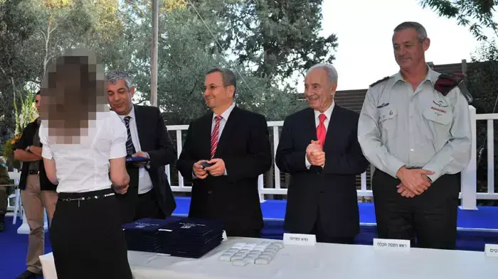 תמונות נשיא המדינה שמעון פרס, הרמטכ"ל בני גנץ ושר הביטחון אהוד ברק בטקס חלוקת פרס ביטחון ישראל על מפעל חיים הוענק השנה לאלוף במילואים עמוס חורב., יולי 2011 תמונות נשיא המדינה שמעון פרס, הרמטכ"ל בני גנץ ושר הביטחון אהוד ברק בטקס חלוקת פרס ביטחון ישראל על מפעל חיים הוענק השנה לאלוף במילואים עמוס חורב., יולי 2011