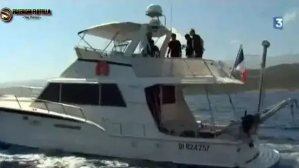 מתוך סרטון תעמולה שהועלה ליוטיוב, בו נראית היאכטה הצרפתית (כבוד" ("Dignite Al Karama") שהצליחה לחמוק מהרשויות ביוון ולצאת להפלגה לעבר עזה מתוך סרטון תעמולה שהועלה ליוטיוב, בו נראית היאכטה הצרפתית (כבוד" ("Dignite Al Karama") שהצליחה לחמוק מהרשויות ביוון ולצאת להפלגה לעבר עזה