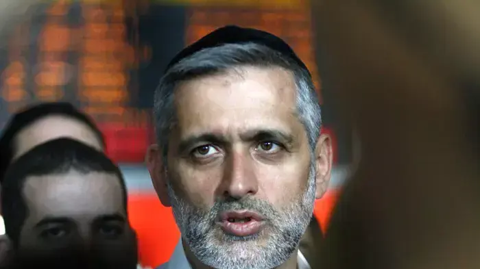 שר הפנים אלי ישי בנמל התעופה בן גוריון לקראת מטס הפעילים בפרו פלסטינים, יולי 2011 שר הפנים אלי ישי בנמל התעופה בן גוריון לקראת מטס הפעילים בפרו פלסטינים, יולי 2011