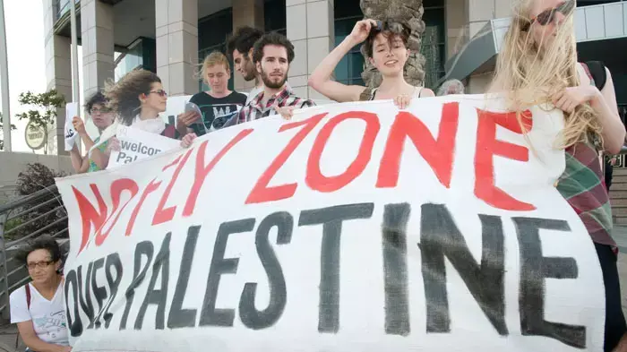 הפגנת שמאל מול משרד הפנים בתל אביב נגד גירוש המטס הפרו פלסטיני, יולי 2011 הפגנת שמאל מול משרד הפנים בתל אביב נגד גירוש המטס הפרו פלסטיני, יולי 2011