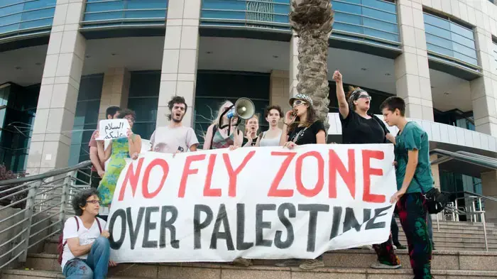 הפגנת שמאל מול משרד הפנים בתל אביב נגד גירוש המטס הפרו פלסטיני, יולי 2011 הפגנת שמאל מול משרד הפנים בתל אביב נגד גירוש המטס הפרו פלסטיני, יולי 2011