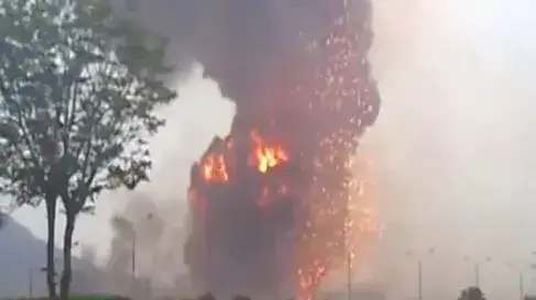 פיצוץ בעיר אבדאן, טורקמניסטן, מתוך סרטון שפורסם על ידי ערוץ הטלוויזיה הרוסי באנגלית, "רוסיה היום" (RT) פיצוץ בעיר אבדאן, טורקמניסטן, מתוך סרטון שפורסם על ידי ערוץ הטלוויזיה הרוסי באנגלית, "רוסיה היום" (RT)