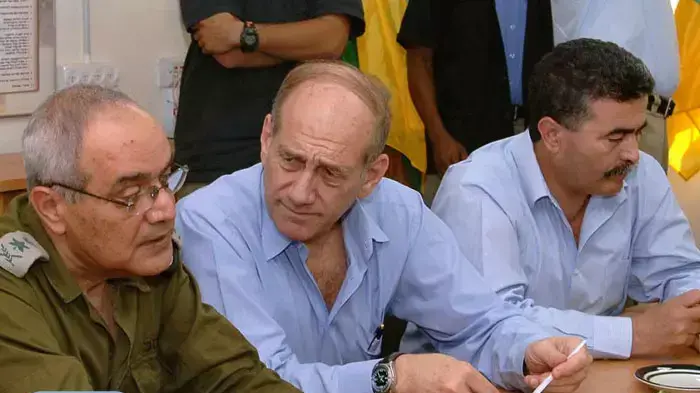 מנהיגי מלחמת לבנון השניה עם לוגו פייסבוק