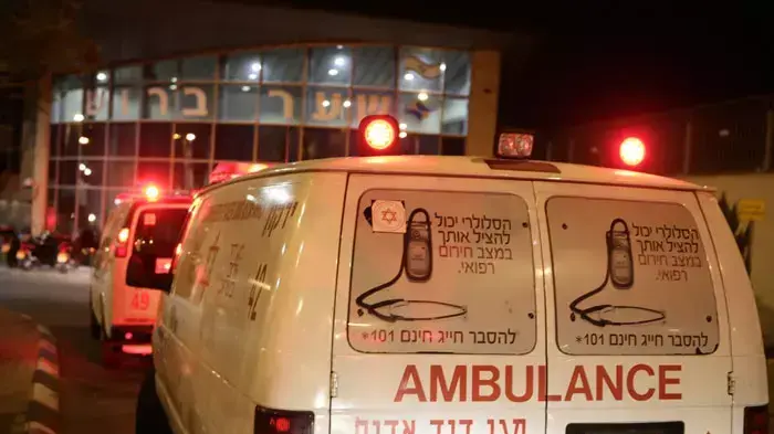 אמבולנסים מחכים לפצועים ולהרוגה אשר נוחתים מגיורגיה, יולי 2011 אמבולנסים מחכים לפצועים ולהרוגה אשר נוחתים מגיורגיה, יולי 2011