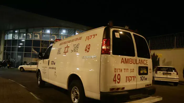 אמבולנסים מחכים לפצועים ולהרוגה אשר נוחתים מגיורגיה, יולי 2011 אמבולנסים מחכים לפצועים ולהרוגה אשר נוחתים מגיורגיה, יולי 2011