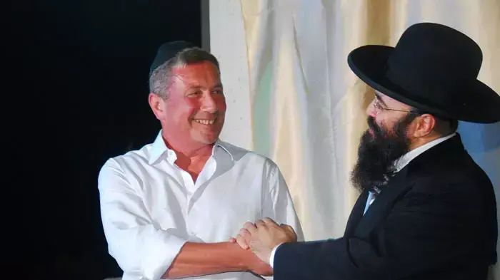 איש העסקים נוחי דנקנר בהילולה אצל הרב איפרגן, הרנטגן, יולי 2011 איש העסקים נוחי דנקנר בהילולה אצל הרב איפרגן, הרנטגן, יולי 2011