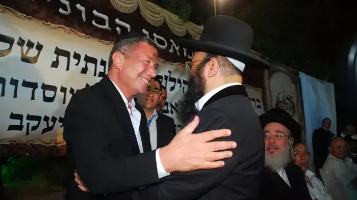 איש העסקים נוחי דנקנר בהילולה אצל הרב איפרגן, הרנטגן, יולי 2011