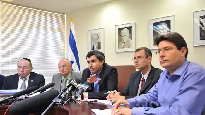 זאב אלקין יוזם חוק החרם לקראת ההצבעה במליאת הכנסת על החוק, יולי 2011