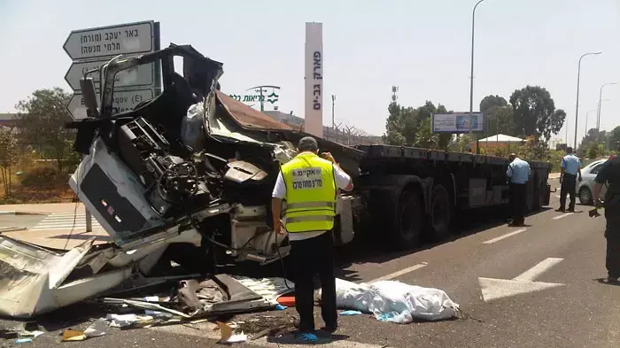 תאונת דרכים נהג משאית נמחץ למוות על ידי מטען חורג של המשאית באזור באר יעקב, יולי 2011 תאונת דרכים נהג משאית נמחץ למוות על ידי מטען חורג של המשאית באזור באר יעקב, יולי 2011