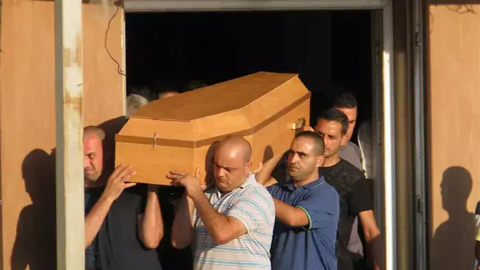 הלוויתה של מאיה פארס שגופתה נמצאה סמוך לכרמיאל, אחותה של הדוגמנית אנג'לינה פארס, יולי 2011 הלוויתה של מאיה פארס שגופתה נמצאה סמוך לכרמיאל, אחותה של הדוגמנית אנג'לינה פארס, יולי 2011