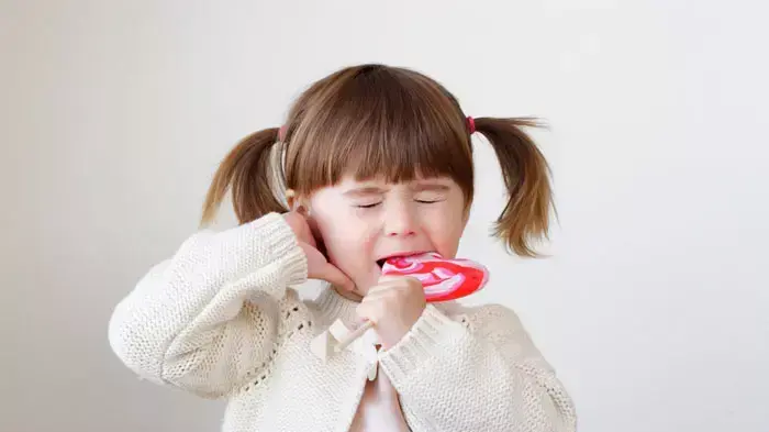 ילדה אוכלת סוכריה ילדה אוכלת סוכריה