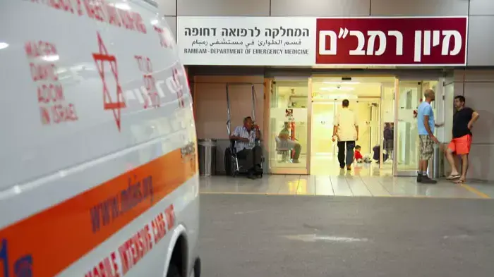 חייל גבעתי שנפצע במהלך אימון בגולן מירי בגבו הגיע לבית החולים רמב"ם, יולי 2011 חייל גבעתי שנפצע במהלך אימון בגולן מירי בגבו הגיע לבית החולים רמב"ם, יולי 2011